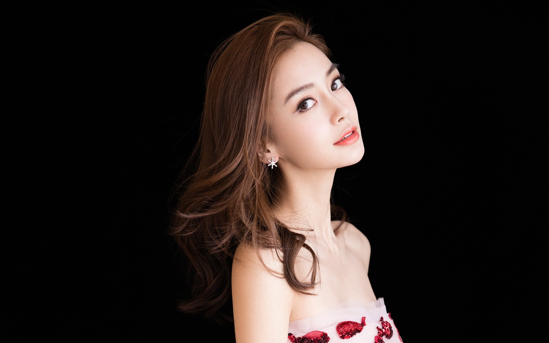 乐鱼体育-球员赛季表现参差不齐引发热议,球员数据对比